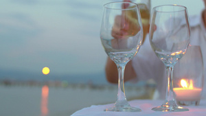在海滨户外餐厅享用白葡萄酒23秒视频
