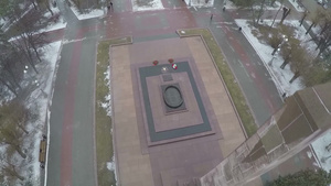 俄罗斯伏尔加格勒倒下士兵广场上的永恒之火和大理石碑7秒视频