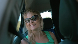 汽车后座上的一个戴着太阳镜的漂亮的女人34秒视频
