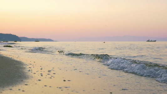日落时海浪冲向海岸视频