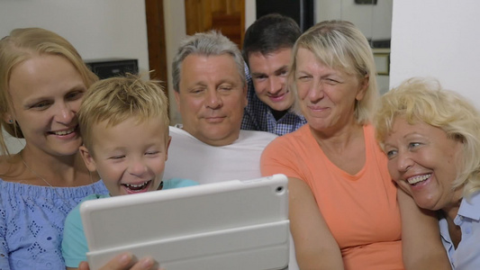 一家人在家里平板电脑上看电影视频