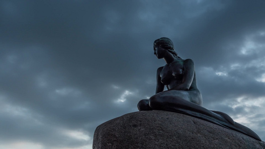 哥本哈根的青铜雕像小美人鱼视频