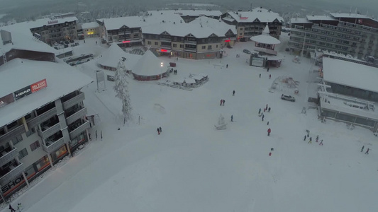 空中俯瞰滑雪胜地鲁卡的雪域视频