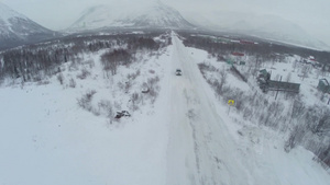 航拍在鲁卡滑雪中心行驶的汽车34秒视频