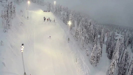 空中拍摄芬兰滑雪胜地鲁卡的滑雪景象视频