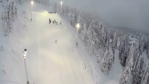 空中拍摄芬兰滑雪胜地鲁卡的滑雪景象12秒视频