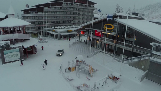 鲁卡滑雪胜地的滑雪坡和酒店空中俯瞰视频