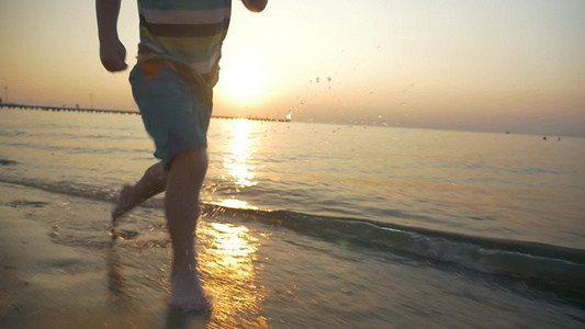 赤脚在海滩上慢跑视频