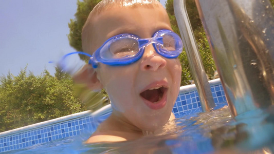 小男孩在游泳池潜水视频