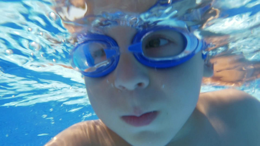 戴护目镜潜水的小男孩视频