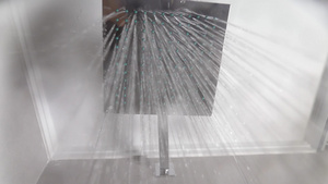 底部拍摄的现代淋浴与方形喷头下的水流10秒视频