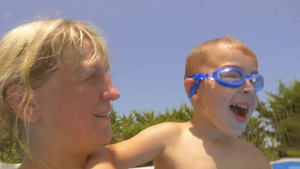 小男孩牵着祖母的手学潜水31秒视频