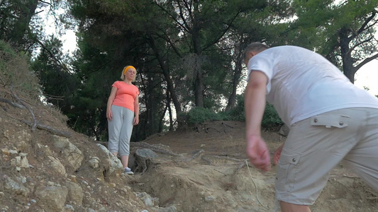 丈夫帮助妻子山路下坡缓慢镜头视频
