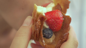 慢动作特写镜头一个女人吃美味的甜点28秒视频