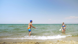夏日在海滩上嬉水的男女45秒视频