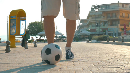 人行道上腿部运带足球奔跑慢动作视频