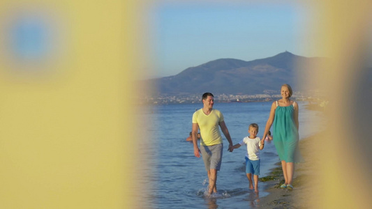 沿着大海散步的一家人视频