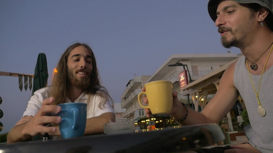 两个男人在咖啡馆里喝饮料[软饮]视频