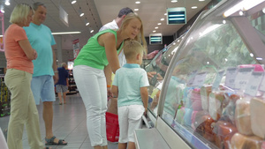大家庭来到超市的展示冰箱区选择产品25秒视频