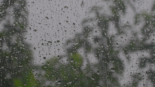 下雨天房间窗户上的雨滴视频