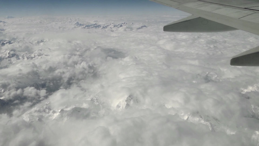 高空俯瞰山脉覆盖着雪[覆盖住]视频
