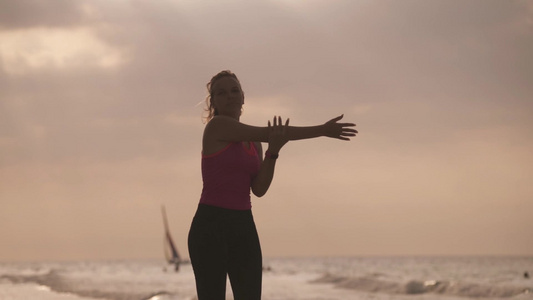 年轻女孩在海滩上锻炼身体视频