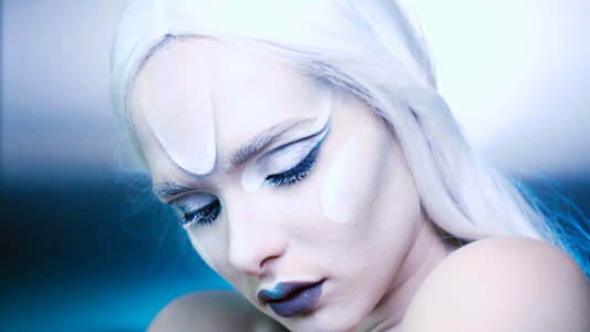 艺术怪异冰雪白发女性模特肖像视频