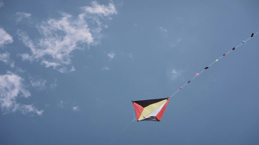 风筝在蓝天上飞翔视频