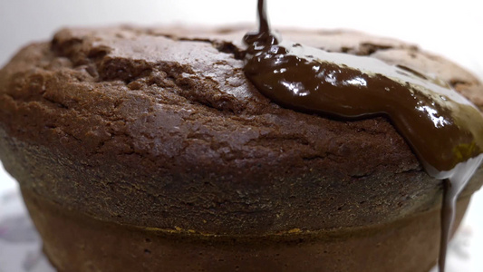 融化的巧克力滴在巧克力蛋糕上面视频