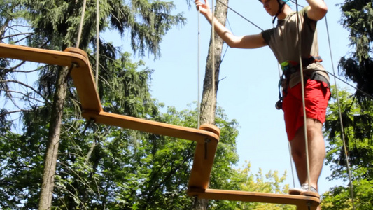 在冒险公园里爬树的人[冒风险]视频