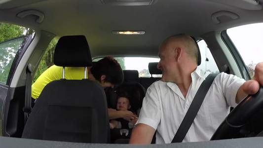 夫妇开车带着婴儿旅行视频