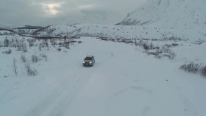 雪地上行驶的越野车8秒视频