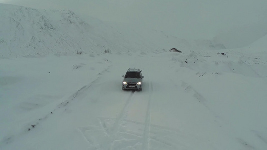 汽车行驶在白雪覆盖的道路视频