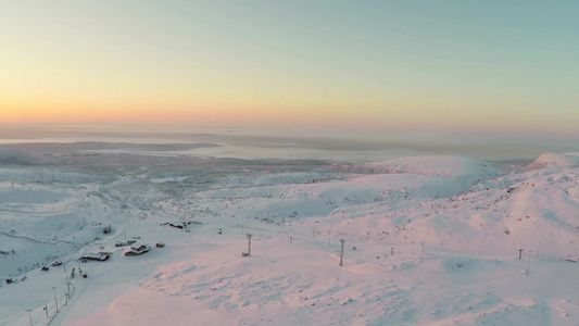 空中拍摄日出的俄罗斯吉卜尼山滑雪胜地景色视频