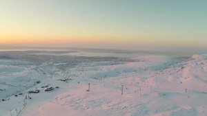 空中拍摄日出的俄罗斯吉卜尼山滑雪胜地景色14秒视频