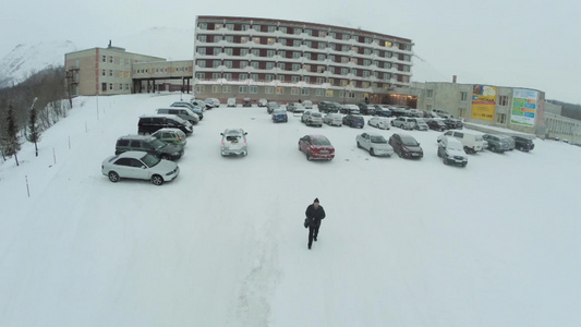 冬季一辆汽车行驶到室外停车场视频