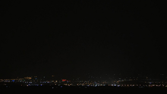 夜晚闪电下的城市景观视频