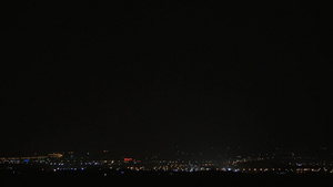 夜晚闪电下的城市景观5秒视频