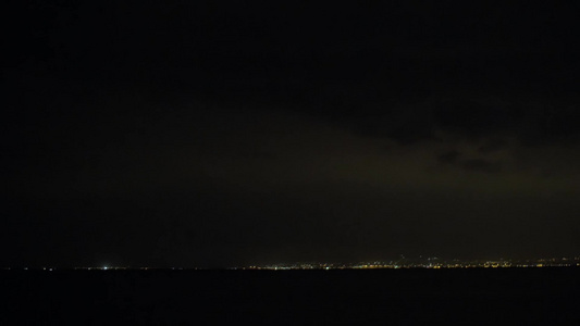 在黑暗的夜空中远处的闪电闪烁在城市上空 雷雨即将来临视频