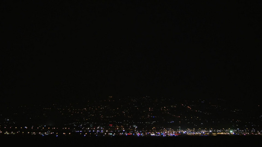 夜间雷雨拍摄的遥远的城市灯光和黑暗的天空中划过的闪电景象视频