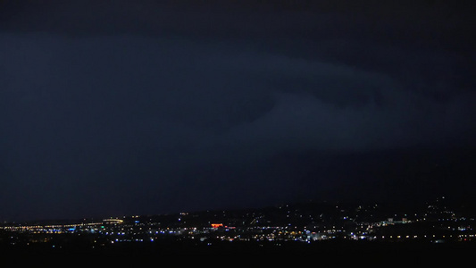 在城市上空的夜间闪电视频