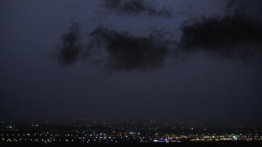 城市上空的电闪雷鸣视频