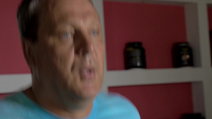 老人在跑步机上锻炼的特写镜头26秒视频
