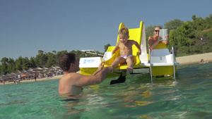 一家人在踏板船上玩耍21秒视频