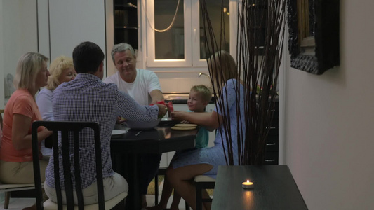 一家人在餐厅吃西瓜视频