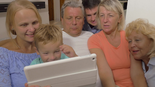一家人聚在一起看平板电脑视频