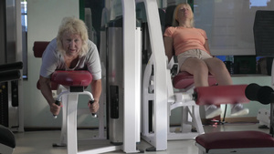两个妇女在健身房锻炼20秒视频