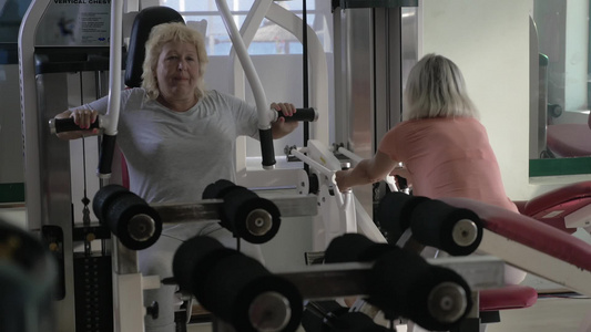 两位中年女士在健身房运动视频