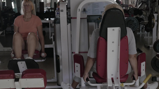 两个老年妇女在健身房锻炼视频