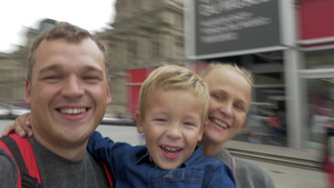 一家人在巴黎卢浮宫旋转自拍9秒视频
